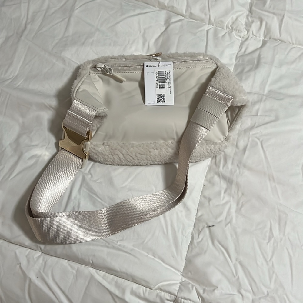 NWT Lululemon Everywhere Belt Bag 2L Fleece White Opal/Gold New - Picture 3 of 6